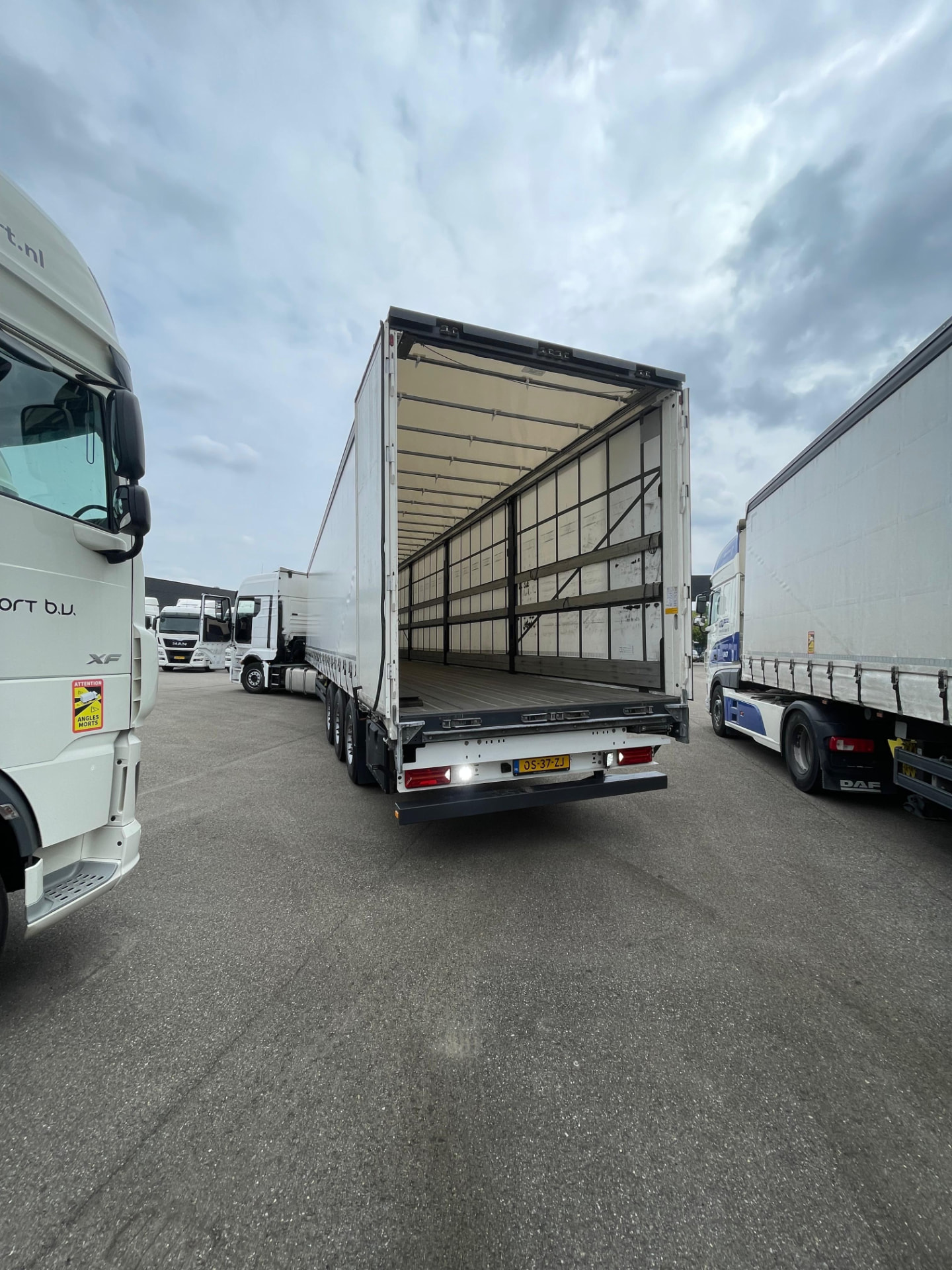Pallets worden gecombineerd geladen in een trailer voor groupage