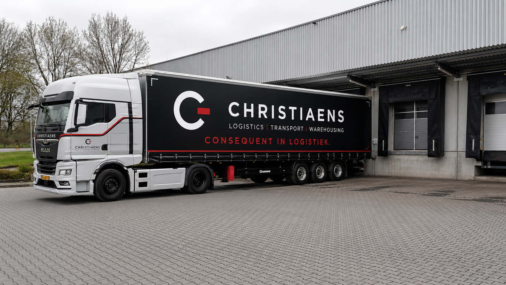 Trailer van Christiaens bij de laaddocks van een logistieke partner